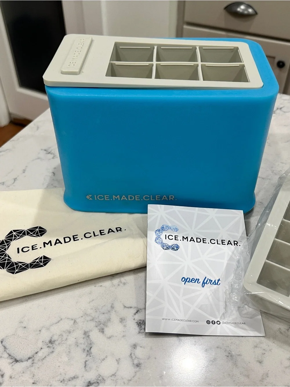 ICE.MADE.CLEAR Blue Silicone Ice Mold Tray with Cream Lid